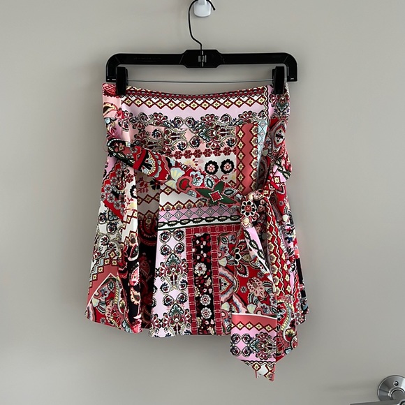 Alice + Olivia Helina Tie Front Abstract Print Mini Skirt | Size 4 - Picture 3 of 5